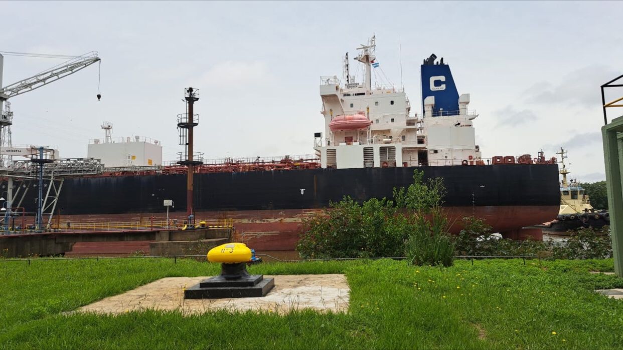 AGUNSA in Argentina attends to Clearocean Maverick oil tanker