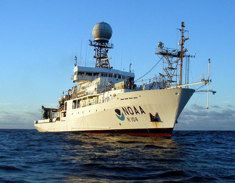 AGUNSA attended a ship with 5 laboratories inside.